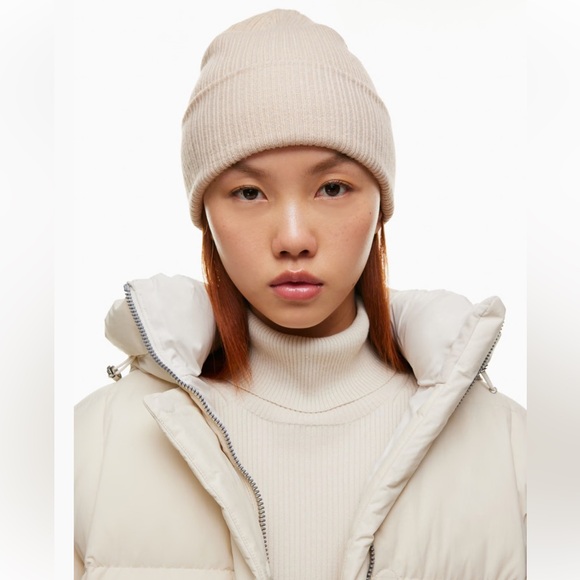 Aritzia Main Character Snowflake Beanie - Picture 1 of 9